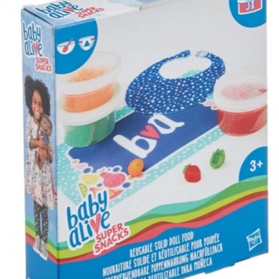 Caixa Baby Alive Super Snacks com comida sólida reutilizável, babete azul estrelado e pano azul com texto