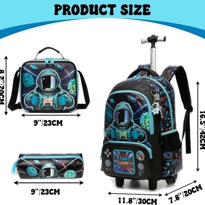 Conjunto escolar com mochila de rodas, estojo e lancheira com design de astronauta e planetas em fundo preto.