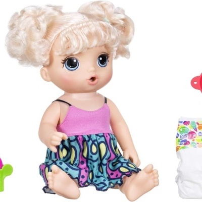Boneca loira com roupas coloridas e acessórios infantis para cuidar.