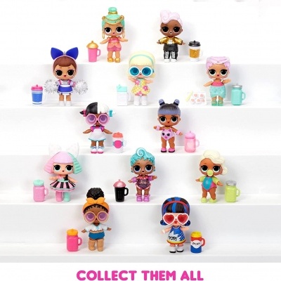 Bonecos LOL Surprise variados com acessórios coloridos, dispostos em escadaria branca.