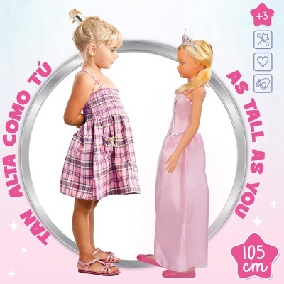 Criança e boneca alta em fundo rosa com texto e selo 105 cm