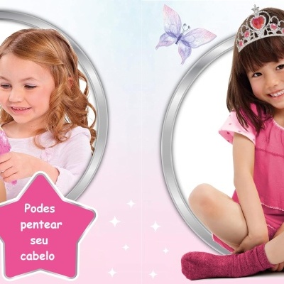 DuAS meninas com diademas coroa rosa em fundo rosa claro com borboletas
