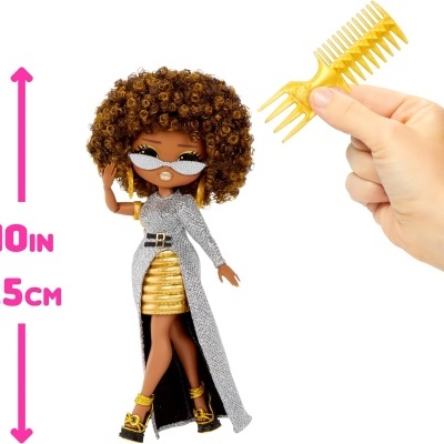 Boneca de cabelo encaracolado com vestido prateado e dourado e pente amarelo