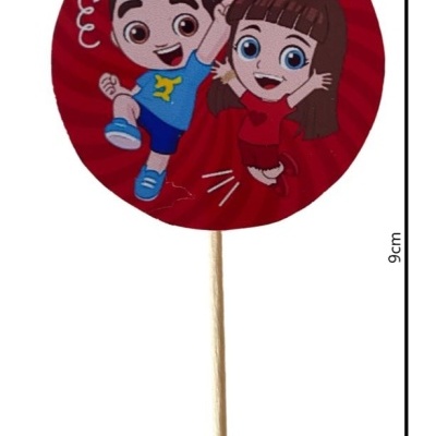 Decoração para bolo de madeira com dois bonecos animados em fundo vermelho