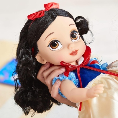 Boneca da Branca de Neve com vestido colorido e cabelo preto