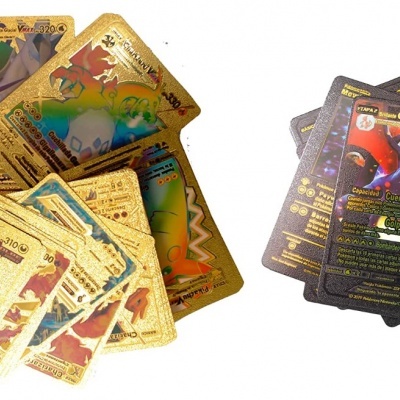 Duas pilhas de cartas de jogo com ilustrações e texto