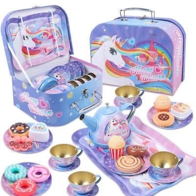 Conjunto infantil de chá com design de unicórnio, mala e acessórios em metal roxo.