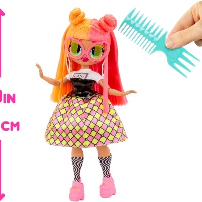 Boneca colorida com cabelo laranja e rosa, vestida com saia e óculos, com pente azul ao lado, escala de tamanho à esquerda.