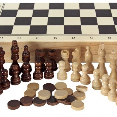 Tabuleiro de xadrez de madeira com peças de xadrez escuras e claras e peças redondas para outro jogo