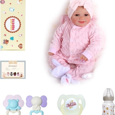 Boneca bebé com pijama e touca rosa acompanhada de chupetas e mamadeira sobre fundo branco