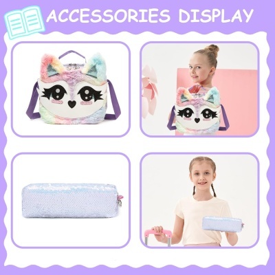 Painel com fotos de mochila em pelúcia colorida com rosto e carteira azul brilhante de paetês