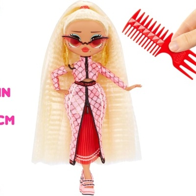 Boneca com cabelo loiro comprido, vestido rosa e vermelho, óculos e pente vermelho