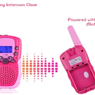 Intercomunicadores rosa com ecrã digital e botões, tampa traseira removida e texto em fundo branco