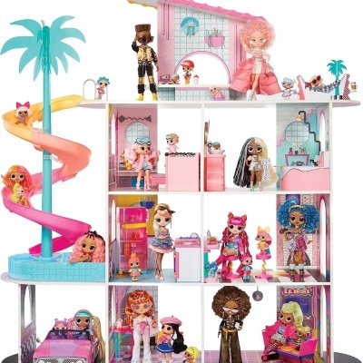 Casa de bonecas rosa e branca com piscina e bonecas