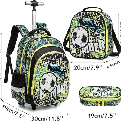 Conjunto escolar com mochila de rodinhas, lancheira e estojo com padrão verde, azul, amarelo e preto e bola de futebol