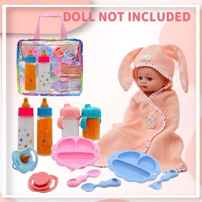 Acessórios para boneca com biberões, chuchas, talheres e prato, toalha rosa com capuz de coelho.