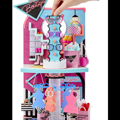 Brinquedo B.B Boutique colorido com acessórios e uma mão a manipular