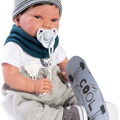 Boneco bebé com roupa casual e skate decorativo cinzento