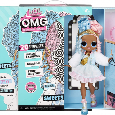 boneca LOL Surprise OMG em embalagem azul, branca e rosa com texto e boneca visível