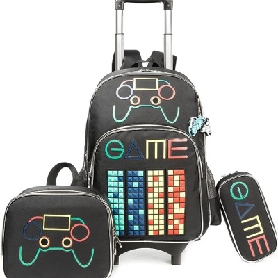 Mochila preta com rodas, bolsa frontal e estojo com desenhos coloridos de videojogos e escrita GAME