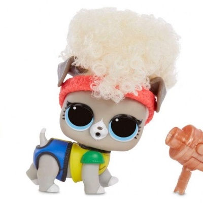 Figura de cão estilizado com acessórios coloridos e dois objetos pequenos ao lado, fundo branco