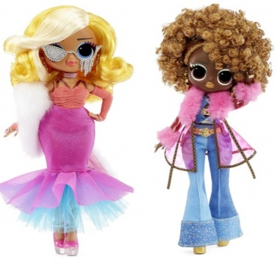 Duas bonecas LOL com roupas coloridas e cabelo estilizado
