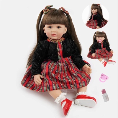 Boneca vestida com casaco preto e vestido tartan vermelho com acessórios numa superfície branca