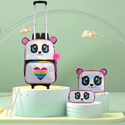 Conjunto de viagem infantil de panda com mala, mochila e necessaire em fundo verde claro