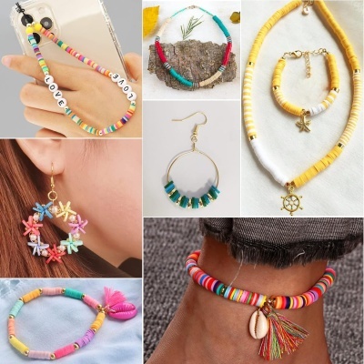 Acessórios de contas coloridas, pulseiras e brincos com conchas e letras