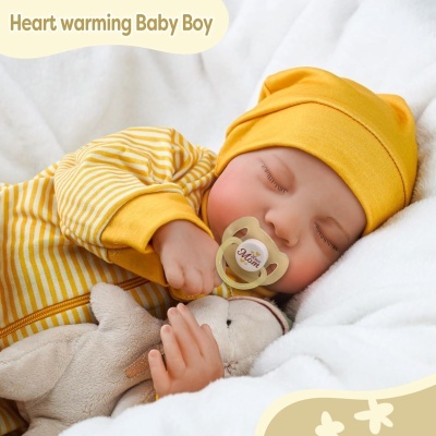 Boneco bebé menino a dormir com pijama amarelo às riscas e chupeta Love Mom