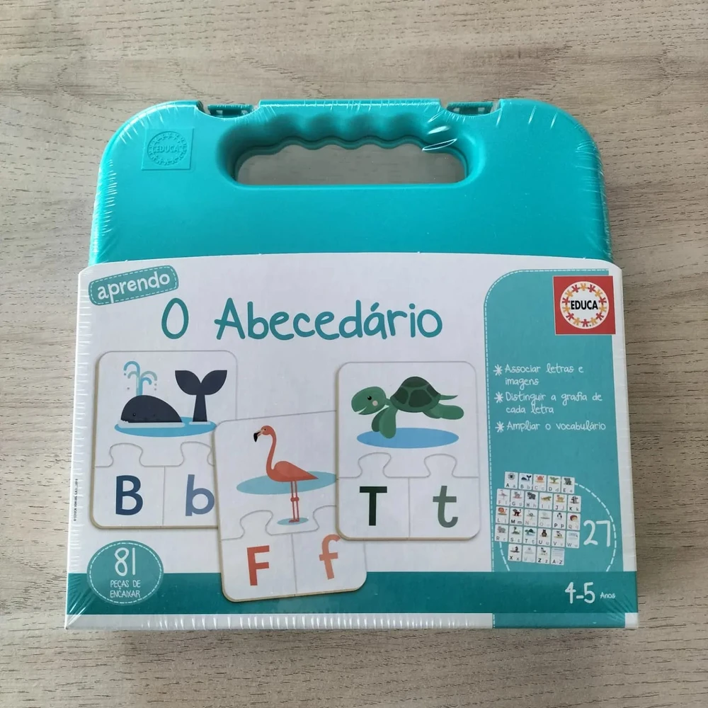 Mala Puzzle Aprendo o Abecedário, Educa Jogo educativo O Abecedário em caixa de plástico turquesa com letras e imagens de animais.