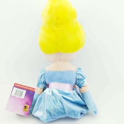Pelúcia Disney com vestido azul e cabelo amarelo vista de costas