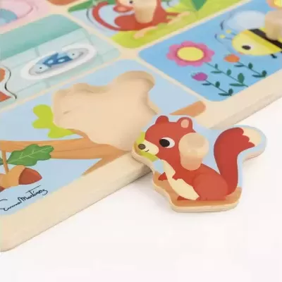 Peça de quebra-cabeças em forma de esquilo vermelho em quadro de madeira colorido