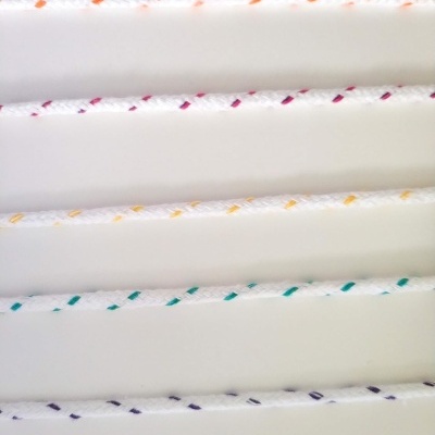 Cordas brancas com padrões coloridos trançados
