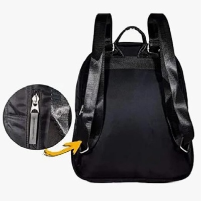 mochila preta com alças e fecho metálico