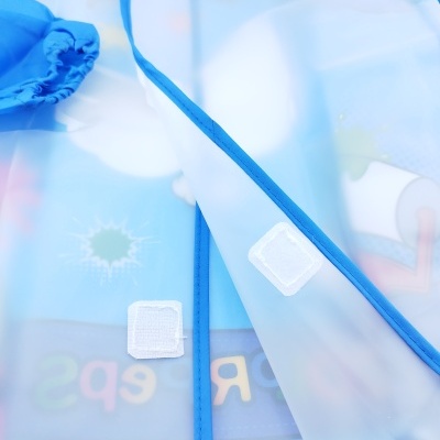 Avental transparente com bordas azuis e fecho de velcro branco