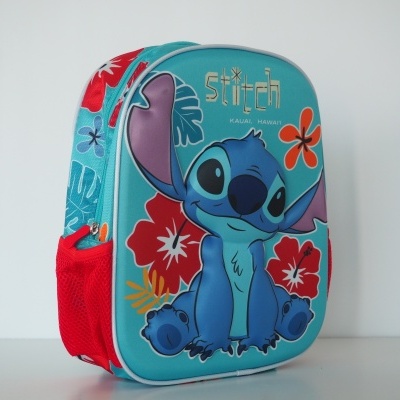 Mochila azul e vermelha com estampa do Stitch e flores em fundo branco