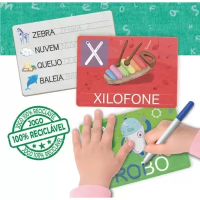 Cartões educativos coloridos para aprender palavras com desenhos e letras, mãos de criança escrevendo.