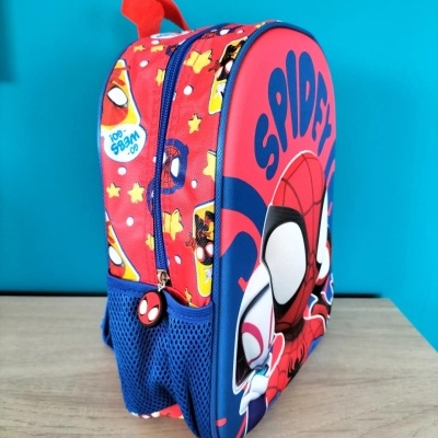 Mochila infantil vermelha e azul com tema Spider-Man e bolso lateral em rede azul