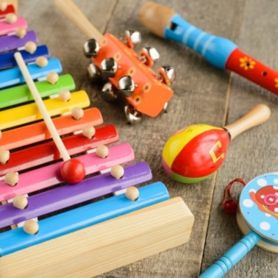 Instrumentos musicais infantis coloridos de madeira sobre madeira
