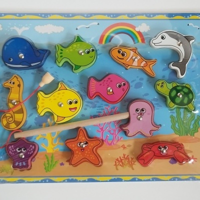 Quebra-cabeças de madeira com animais marinhos coloridos e duas varas de madeira