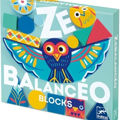 Caixa colorida de blocos de madeira com coruja e texto