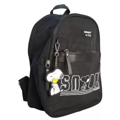 Mochila preta com Snoopy e texto SNOOPY em branco e amarelo