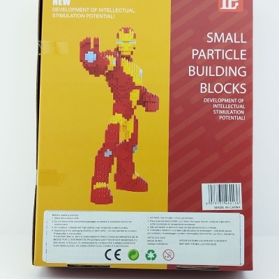 Caixa de blocos de construção pequenos com imagem pixelada de personagem vermelho e amarelo e texto em inglês