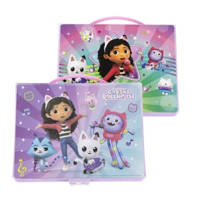Caixas de brinquedos com personagens de Gabby's Dollhouse e fundo colorido roxo e verde.
