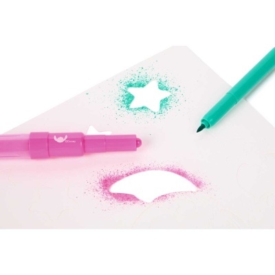 Dois marcadores e stencil com formas recortadas de estrela e meia-lua pintadas com pó colorido