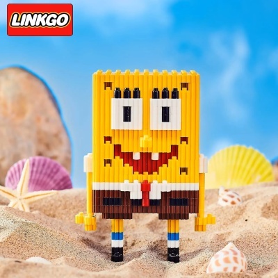 Figura de bloco de construção amarela tipo Spongebob em areia com conchas