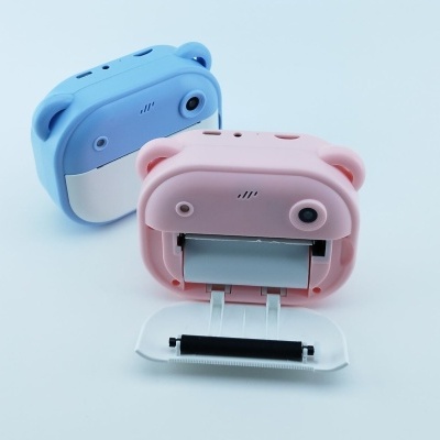 Dois dispositivos em forma de cabeça de urso azul e rosa, rosa aberto mostrando compartimento interno