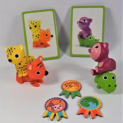 Brinquedos de animais empilháveis e distintivos coloridos em fundo branco