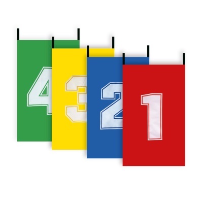 Painéis coloridos com números 4, 3, 2, 1 em tecido